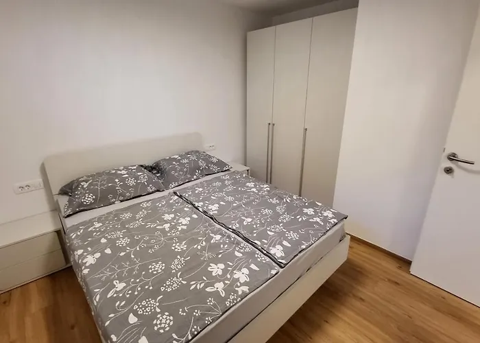 Annie\'S Apartment